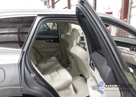 2018 Volvo Xc60 Hybrid T8 Inscription z USA, uszkodzony, nr VIN YV4BR0DL2J1075150